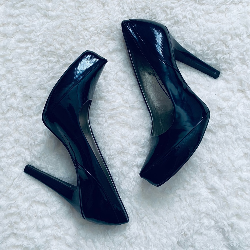 Gianni Bini Midnight Blue Patent Leather Heels
Size 10M